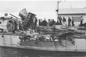 q082-explosion 7 sept.1944. explosion in the engine room. Naval jetty, Gaspé, Québec. Origin unknown.