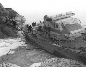 28 nov. 1942 Q082 aground on Bell Point, P.E.I., Mike Heenan collection (H 5530) 