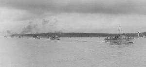 24 november 1943, the 70th flotilla (Q104 to109) leaving Halifax for Bermuda. Lieut. J.J. McLaughlin R.C.N.V.R. senior officer of flotilla, flotilla escorted by HMCS Lathbridge. Mike Heenan / Royal canadian Navy collection (L-411S).