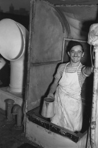 6 feb.1943. Cook of unidentified Fairmile manned by the Free French Naval Forces. Library and Archives Canada ( PA-107022).