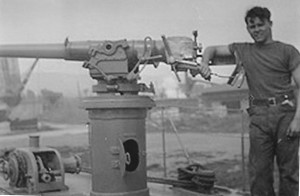 Gunner Roy Woodruff at the 3-pounder Hotchkiss gun. Roy Woodruff / Musée Naval de Québec collection.