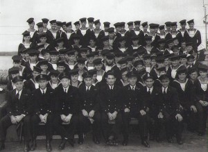 q074-crew1 Fall 1944. C.O.Crews of the 77th flotilla of St-John's Nfld taken at Sydney, N.S. Musée Naval de Québec & Roy Woodruff collection.